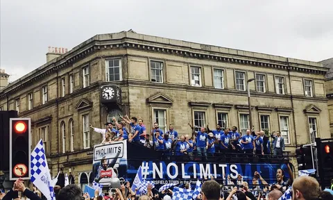 Chuyến diễu hành "bay" vào Ngoại hạng Anh của Huddersfield