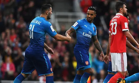 Arsenal thắng Benfica: Niềm hy vọng Walcott, Kolasinac