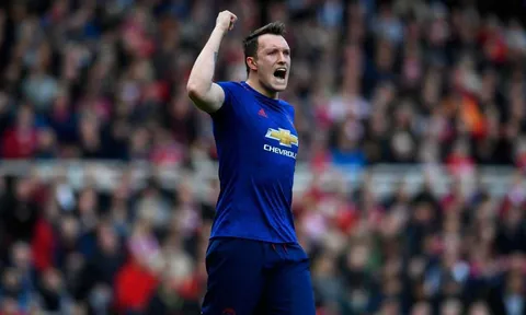 Chuyển động Man Utd: Jones, Darmian được giữ lại