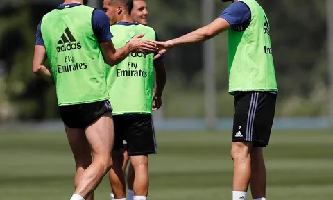 Chuyển động ở Real: Lời chào của Bale và thông điệp từ Khedira