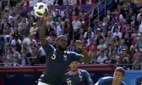 Varane phản ứng 'không đỡ nổi' với pha dùng tay bắt bóng của Umtiti