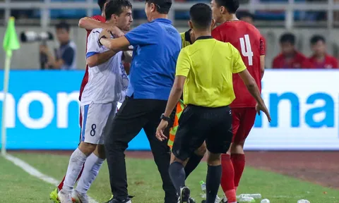 "Superman" U23 Việt Nam, Đoàn Văn Hậu nổi nóng với cầu thủ Uzbekistan