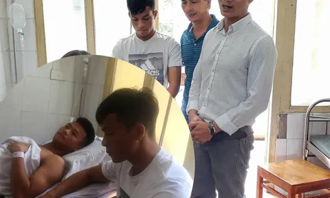 CLB Long An và Huỳnh Tấn Tài đến thăm Văn Hào
