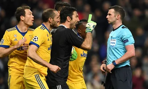 ‘Cố đấm ăn xôi’, Buffon bị Oliver Kahn dạy cho bài học