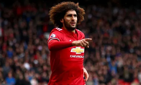 Cổ động viên MU "sốc" vì đội nhà gia hạn hợp đồng với Fellaini