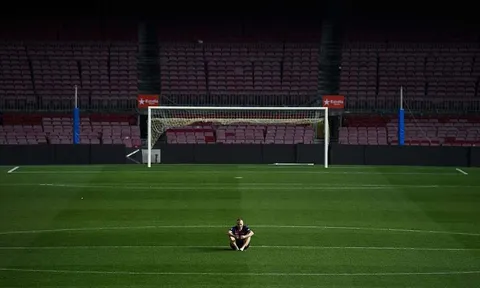Có một Iniesta rất đơn độc giữa lòng Camp Nou