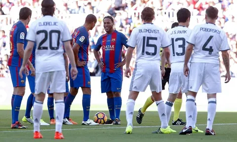 Có Ronaldinho, Rivaldo, huyền thoại Barca vẫn thua đậm trước huyền thoại Man United