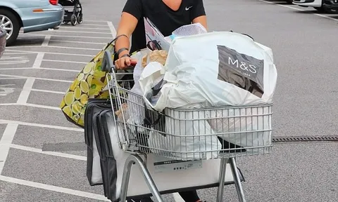 Coleen Rooney tất bật chuẩn bị hành lý cho chồng chuyển đến Everton