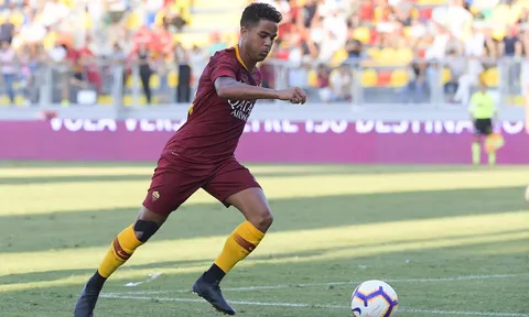Con trai Kluivert tranh cãi với Edin Dzeko ngay lần đầu đá chính
