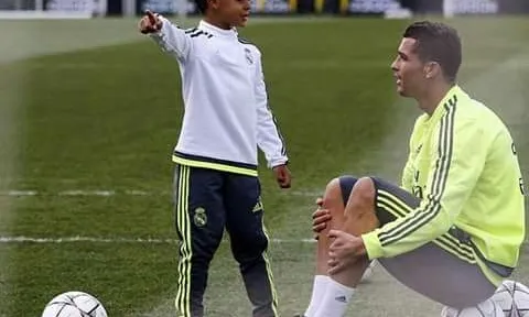 Con trai Ronaldo sút phạt thành bàn y hệt ông bố