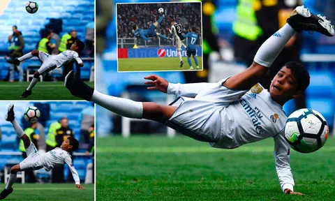 Con trai Ronaldo tái hiện pha móc bóng không tưởng của bố