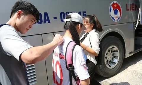 Fan nữ đòi ký lên áo, Công Phượng... trốn, nhường đồng đội