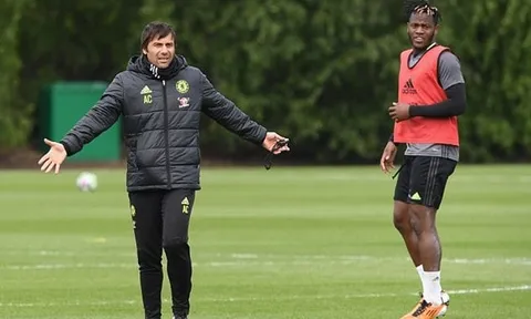 Conte đốc thúc học trò trên sân tập