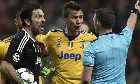 Costa đánh lén trọng tài, Buffon phải nhận thẻ đỏ oan?