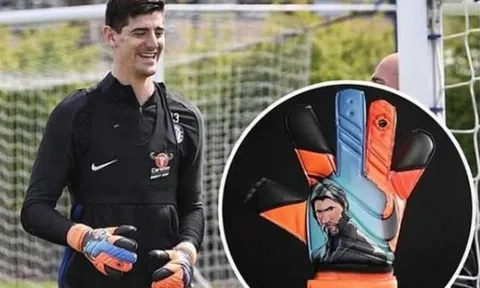Courtois gây chú ý khi mang 'hàng độc' tới sân tập Chelsea