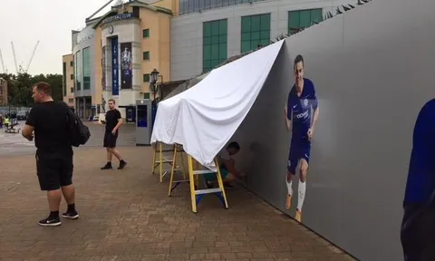 Courtois vừa đi, Chelsea đã vội tháo hết ảnh tại Stamford Bridge