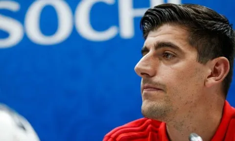 Courtois 'xát muối' vào vết thương của De Gea