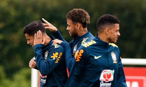 Coutinho nhăn mặt khi bị Neymar bắt nạt ở buổi tập của Brazil