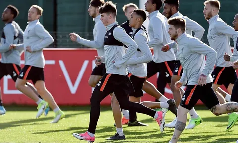 Coutinho nhí nhảnh tạo dáng trên sân tập của Liverpool