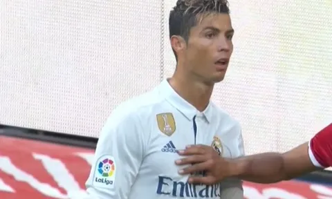 CR7 bị đối phương "xé áo" ngay trên sân