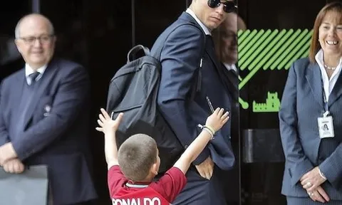 CR7 phản ứng như thế nào khi một CĐV nhí đến xin chữ ký?