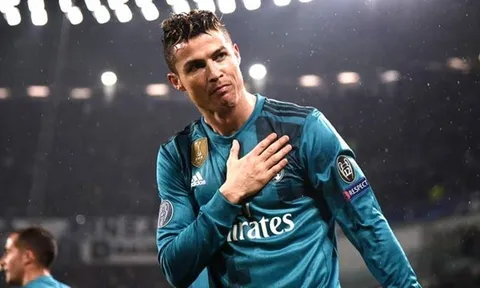 CR7 tỏa sáng: Thế giới cúi đầu trước anh, anh cúi đầu trước CĐV Juventus