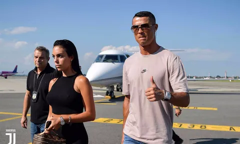 NÓNG: Ronaldo đã đặt chân đến Turin