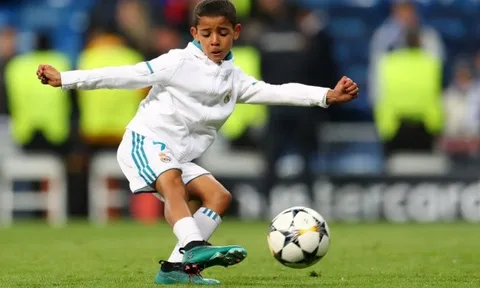 Cristiano Ronaldo "mát mặt" vì cậu con trai quý tử