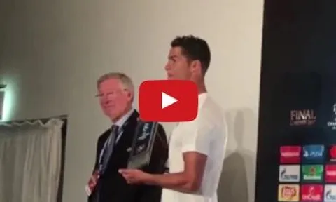 Cristiano Ronaldo nhận giải Cầu thủ xuất sắc nhất trận từ Sir Alex Ferguson