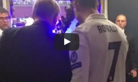 Cristiano Ronaldo ôm lấy Sir Alex trong ngày vô địch Champions League
