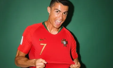 Cristiano Ronaldo và màn giới thiệu áo đấu siêu "dị"