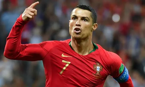 Huyền thoại MU 'khó thở' sau cú sút phạt đẳng cấp của Ronaldo