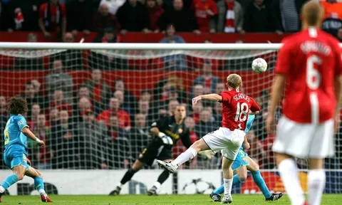Cú nã đại bác của Paul Scholes vào lưới Barcelona