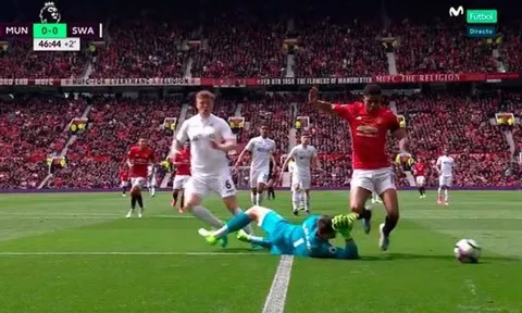 Cú ngã quá đẹp của Rashford vs Swansea