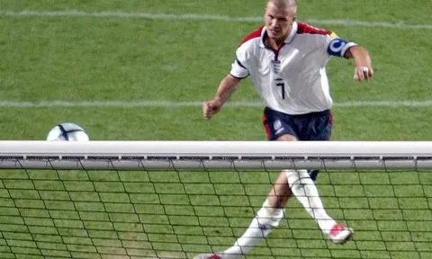 Cú sút penalty thảm họa của David Beckham