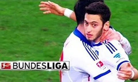 Cú sút phạt từ giữa sân 'để đời' của Calhanoglu