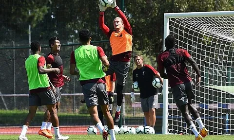 Cuộc chiến bắt đầu: Karius không chịu thua Alisson trên sân tập Liverpool