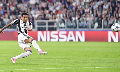 Cuộc đua Quả bóng Vàng: Alves sẽ lật đổ Ronaldo?