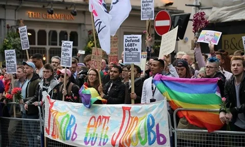 Fan hâm mộ LGBT nên đến Nga hay ở nhà xem World Cup?