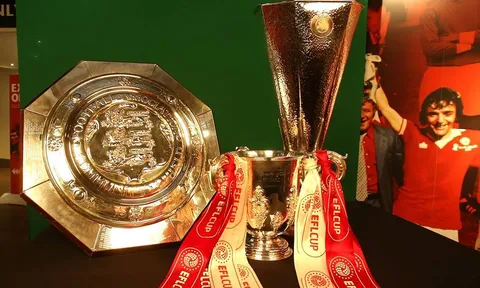 Cúp Europa League đầy oai hùng tại khu trưng bày của Man Utd