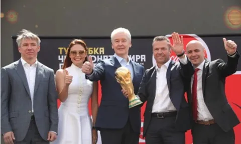 Cúp vàng chính thức đáp xuống Moscow, World Cup chỉ còn đếm bằng ngày