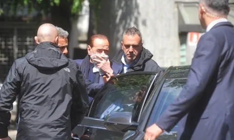 Cựu chủ tịch Berlusconi té dập mặt, không dám tiếp phóng viên