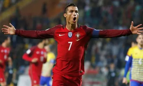 Cựu danh thủ Liverpool nhận đủ "gạch đá" vì dự đoán trước pha đá phạt của Ronaldo