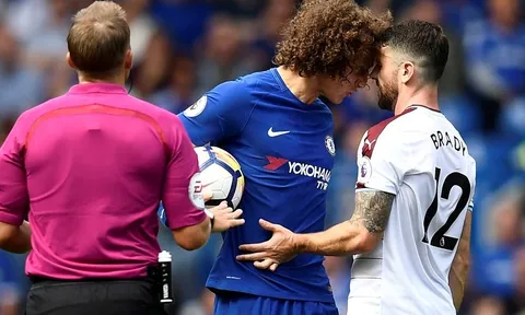 Chelsea 2-3 Burnley: Trọng tài giết chết trận đấu