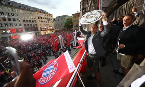 Chùm ảnh: Bayern ăn mừng ngôi vô địch hoành tráng cùng CĐV nhà