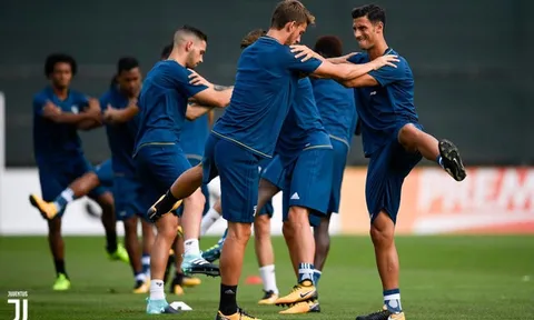 Allegri đăm chiêu nhìn học trò chuẩn bị cho trận gặp Tottenham
