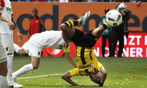 Chùm ảnh: Ngã sấp mặt, Aubameyang vẫn kịp giải cứu Dortmund