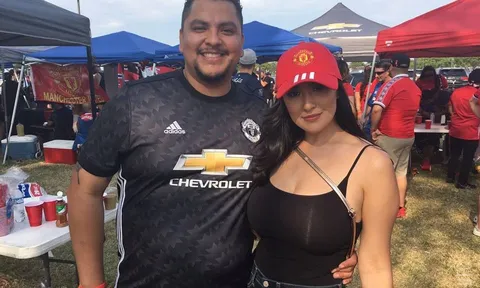 Fan nữ bốc lửa "hâm nóng" trận mở màn của Man Utd
