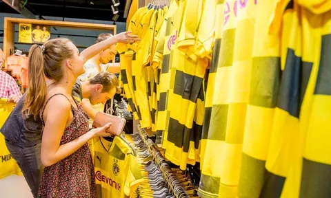 Chùm ảnh: CĐV phát sốt với mẫu áo đấu mới của Dortmund