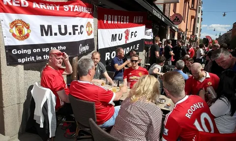 Chùm ảnh: CĐV Man Utd đại náo Stockholm, nhuộm đỏ Friends Arena